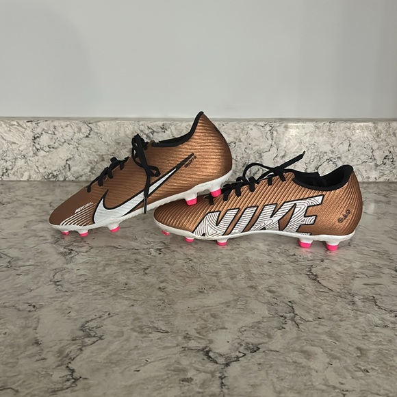 Size 6.5 Nike Soccer cleats - Picture 3 of 15